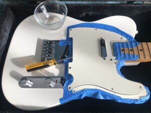4 soulevez delicatement le pickguard