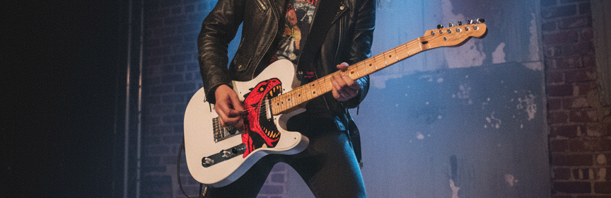 5_monstre_guitare_blanc_personnage2 guitariste femme guitare Telecaster blanche pickguard étendu forme Monstre