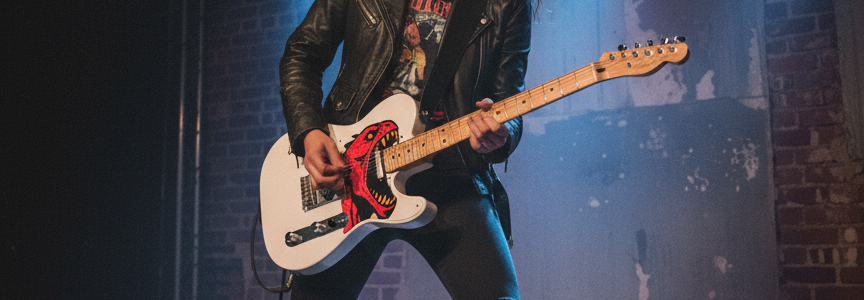 5_monstre_guitare_blanc_personnage2 guitariste femme guitare Telecaster blanche pickguard étendu forme Monstre