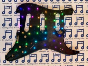 vignette-pickguard-Stratocaster-lumineux-micros-SSS-11-trous-1200x900