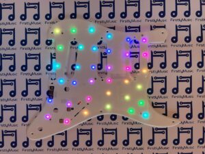 vignette-pickguard-Stratocaster-lumineux-micros-SSS-8-trous-1200x900